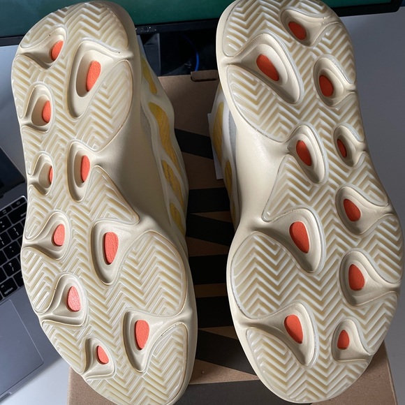Yeezy 700 v3 Safflower Size 10 - Picture 4 of 5